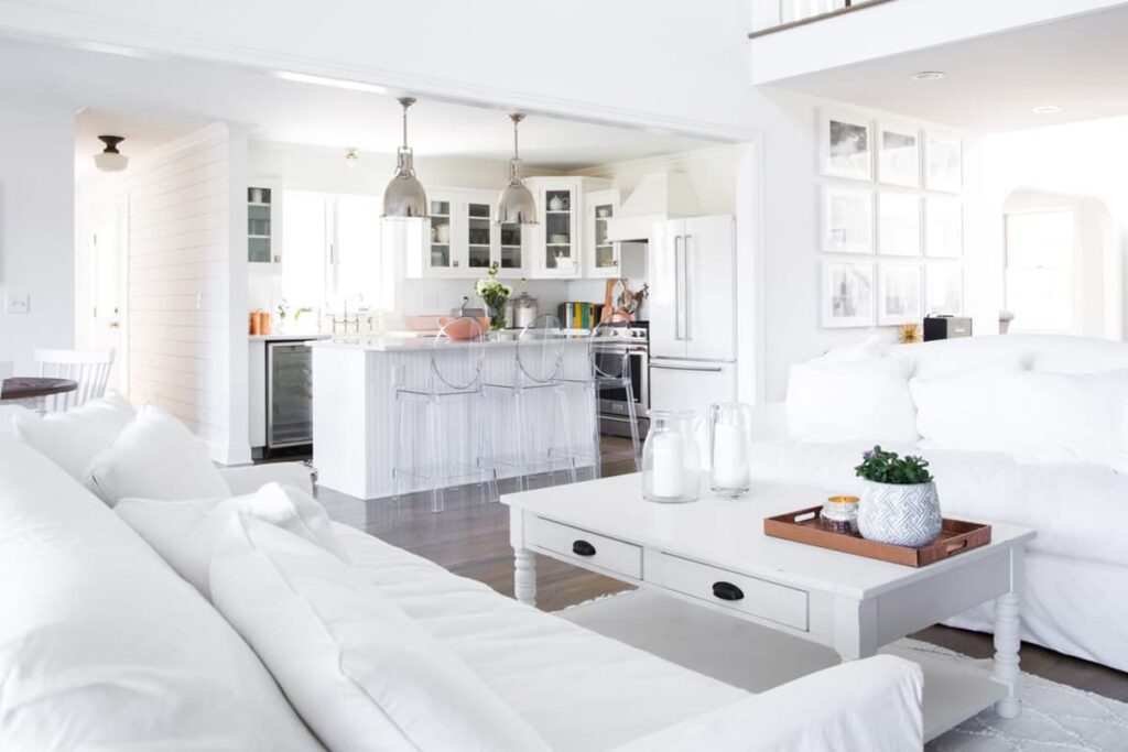 مبل‌های روشن را مثل روز اول تمیز کنید